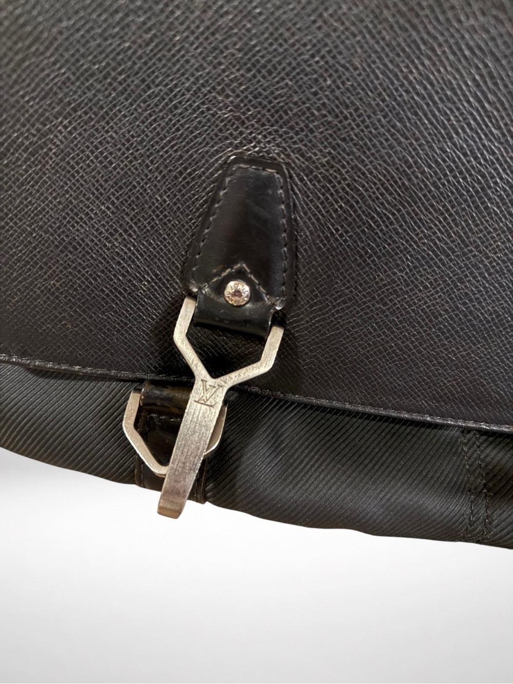 Louis Vuitton Taiga Dersou Messenger Bag Black Leather Crossbody Unisex - Picture 5 of 16